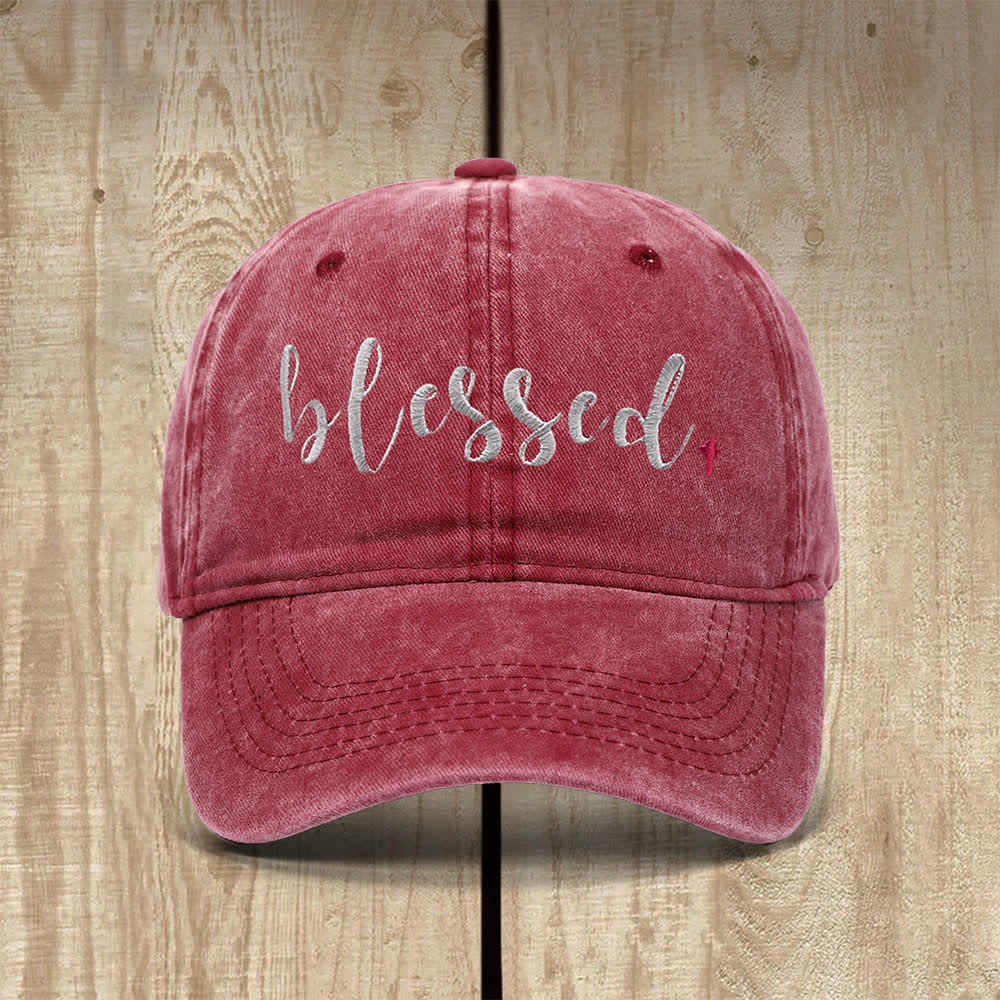 Christianartworkshop Cappello classico casual con piccola croce ricamata in corsivo con scritta "Blessed" - Vino - image 6