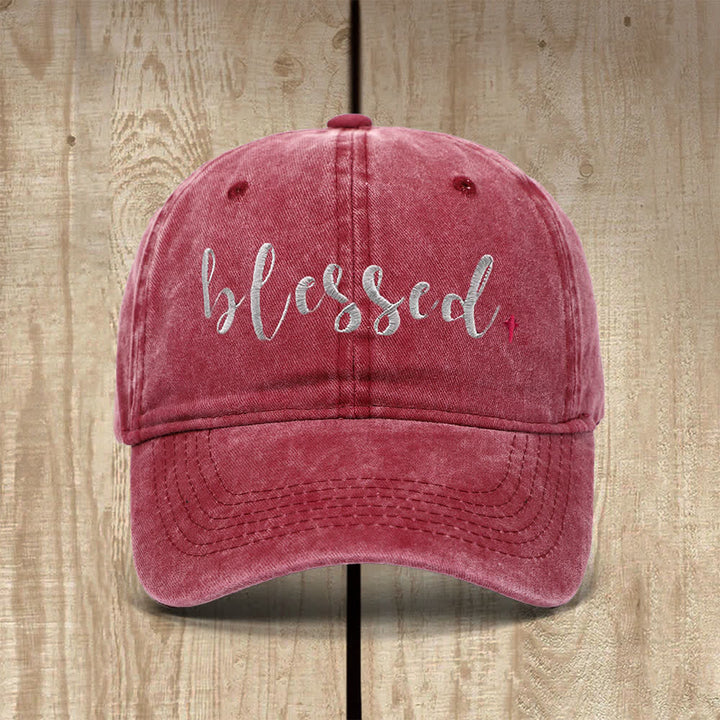 Christianartworkshop Cappello classico casual con piccola croce ricamata in corsivo con scritta "Blessed" - Vino - image 6