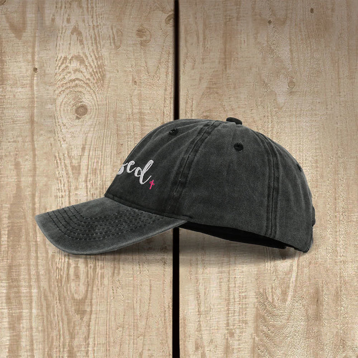 Christianartworkshop Cappello classico casual con piccola croce ricamata in corsivo con scritta "Blessed" - image 3