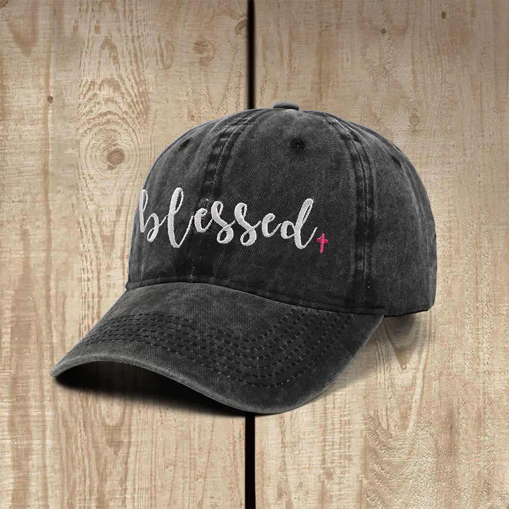 Christianartworkshop Cappello classico casual con piccola croce ricamata in corsivo con scritta "Blessed" - image 1