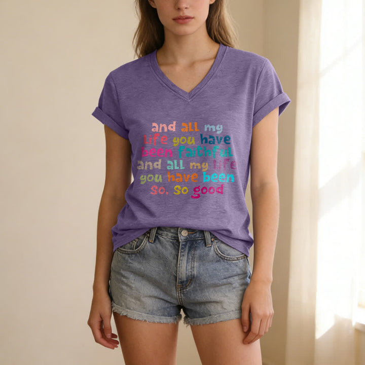 Christianartworkshop E per tutta la mia vita mi sei stata fedele. Maglietta casual con scollo a V e stampa di lettere colorate. - image 17