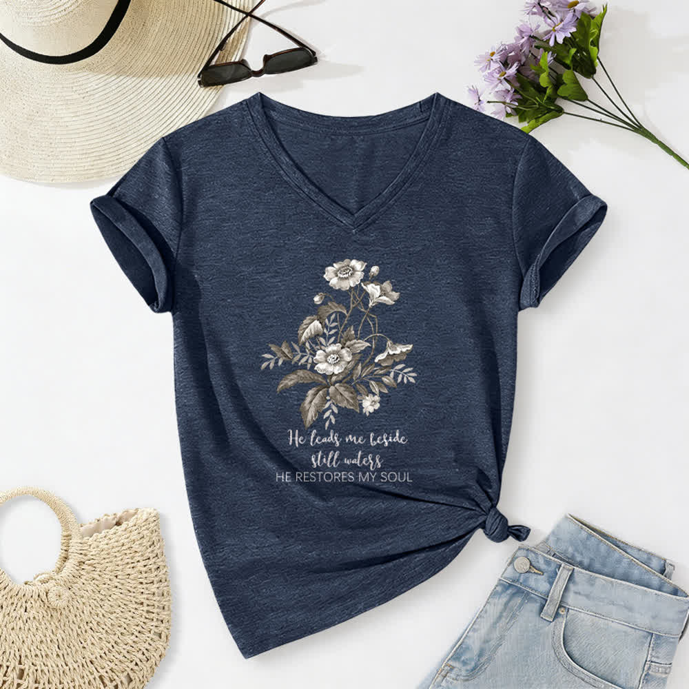 Christianartworkshop Mi conduce accanto ad acque tranquille. Maglietta casual con scollo a V e stampa floreale. - Blu navy - 2XL - image 10