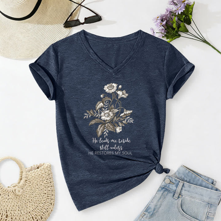 Christianartworkshop Mi conduce accanto ad acque tranquille. Maglietta casual con scollo a V e stampa floreale. - Blu navy - 2XL - image 10