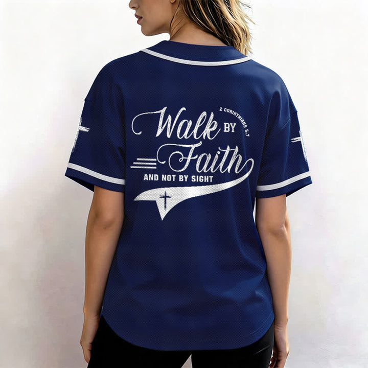Christianartworkshop 2 Corinzi 5:7 “Camminate per fede e non per visione” Maglia da baseball con croce e messaggio - image 6