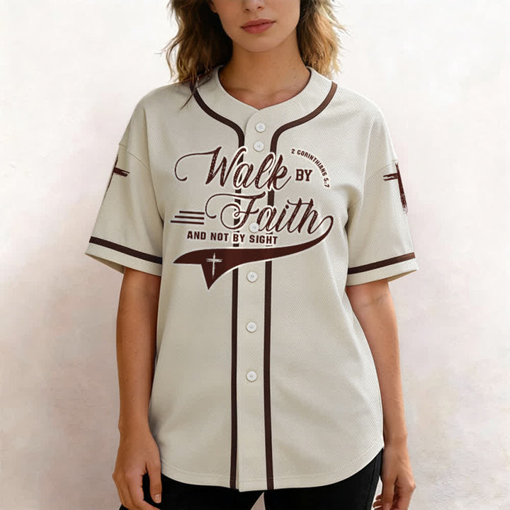 Christianartworkshop 2 Corinzi 5:7 “Camminate per fede e non per visione” Maglia da baseball con croce e messaggio - image 24