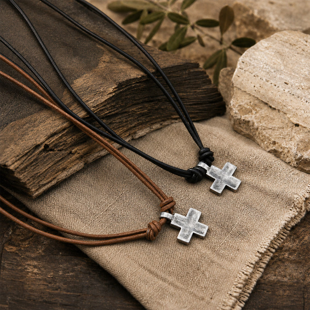 Collana con croce vintage invecchiata e cordino in pelle Christianartworkshop : simbolo della grazia celeste che perdura - image 1