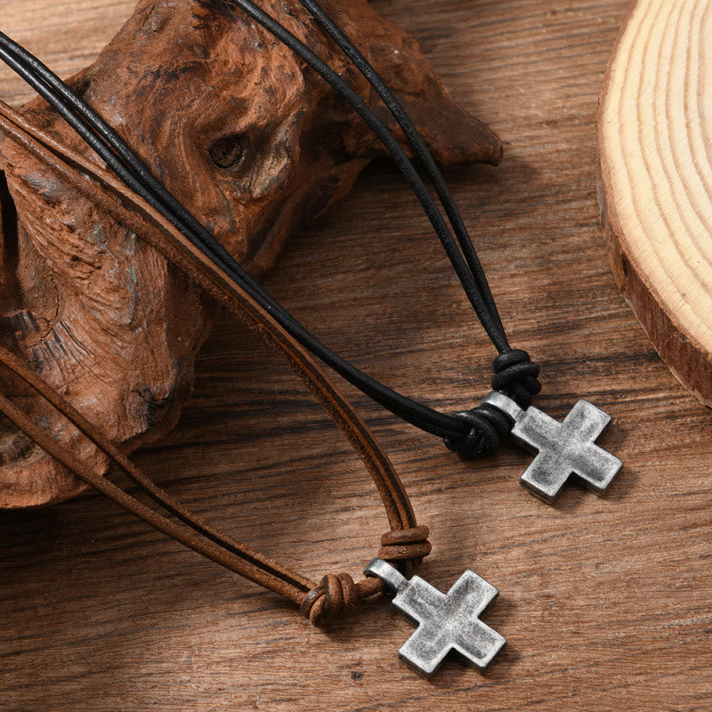 Collana con croce vintage invecchiata e cordino in pelle Christianartworkshop : simbolo della grazia celeste che perdura - Marrone - image 0