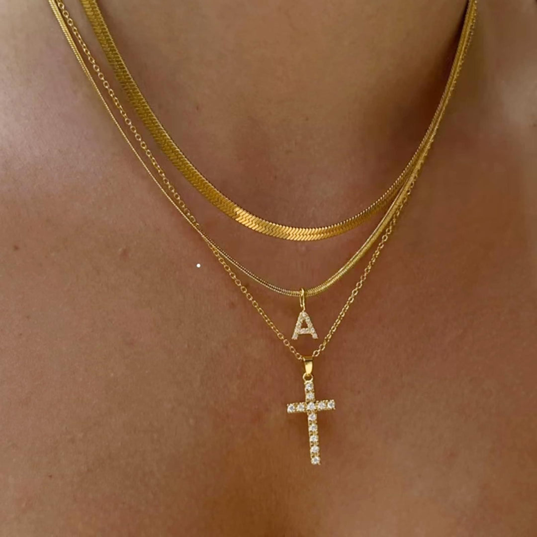 Christianartworkshop Collana con croce iniziale a strati di cristalli scintillanti: simbolo di grazia divina personale. - UN - image 0