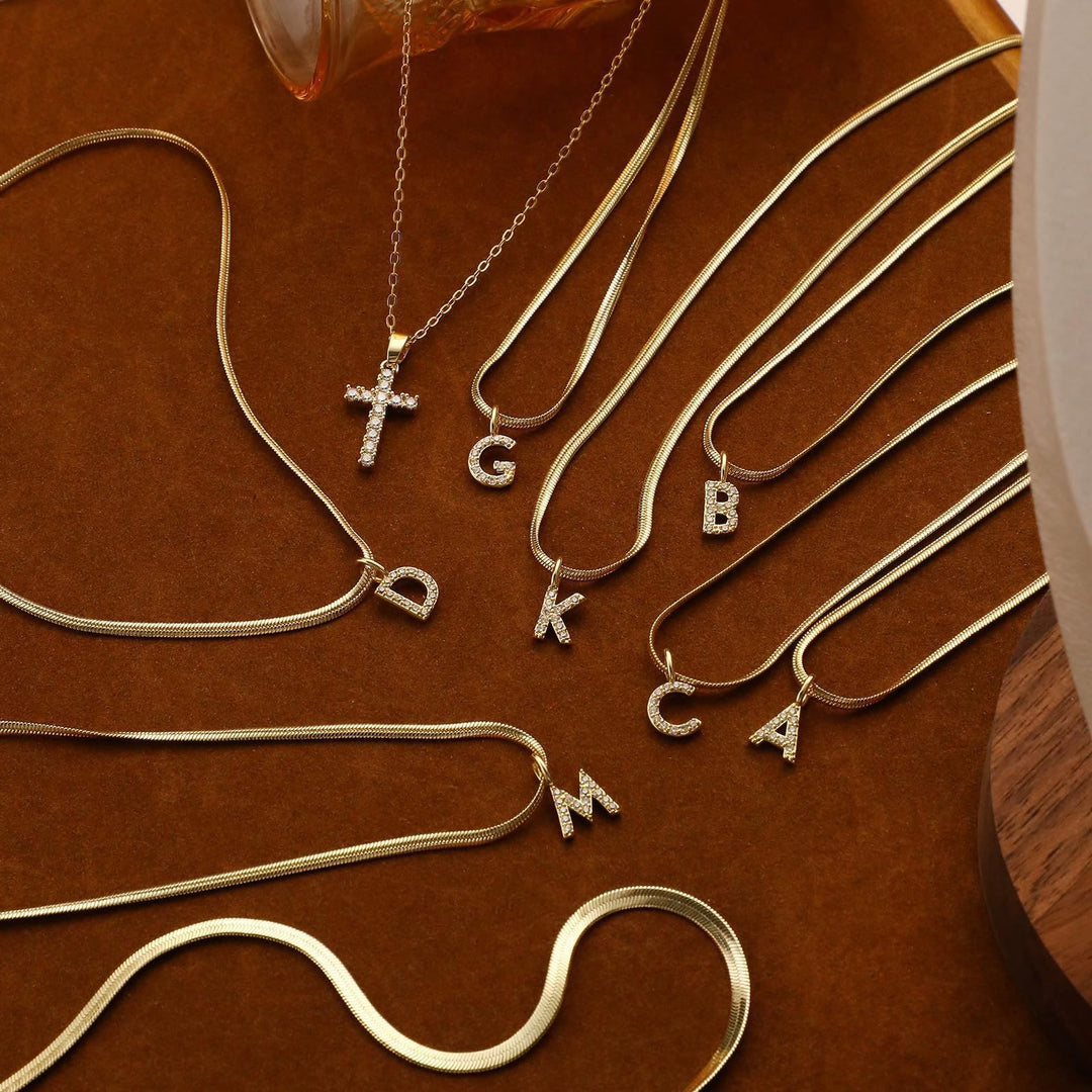 Christianartworkshop Collana con croce iniziale a strati di cristalli scintillanti: simbolo di grazia divina personale. - image 1