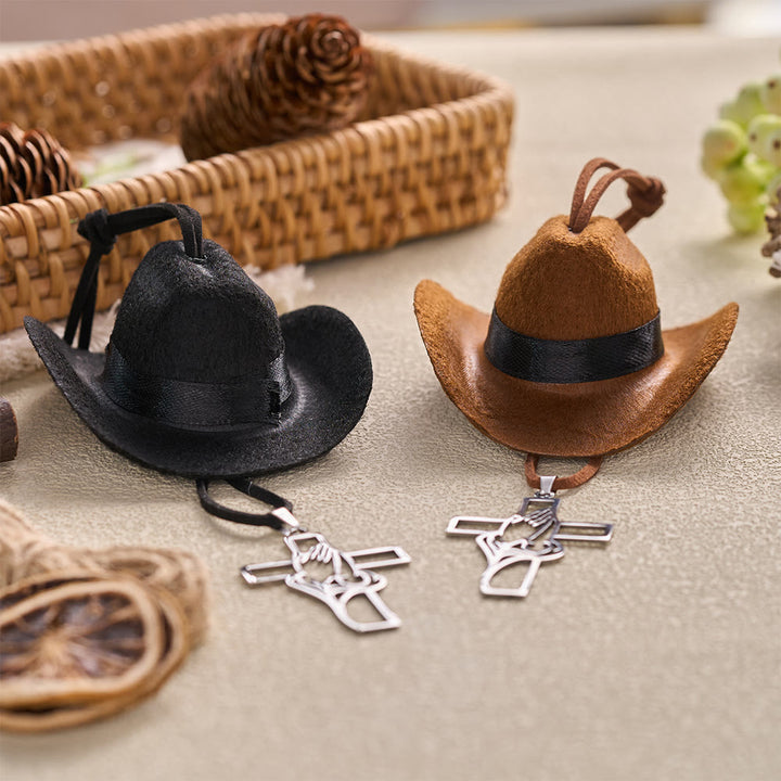 Christianartworkshop Mini ciondolo per auto a forma di cappello da cowboy, mani in preghiera e croce: simbolo di serena grazia nel viaggio. - image 2