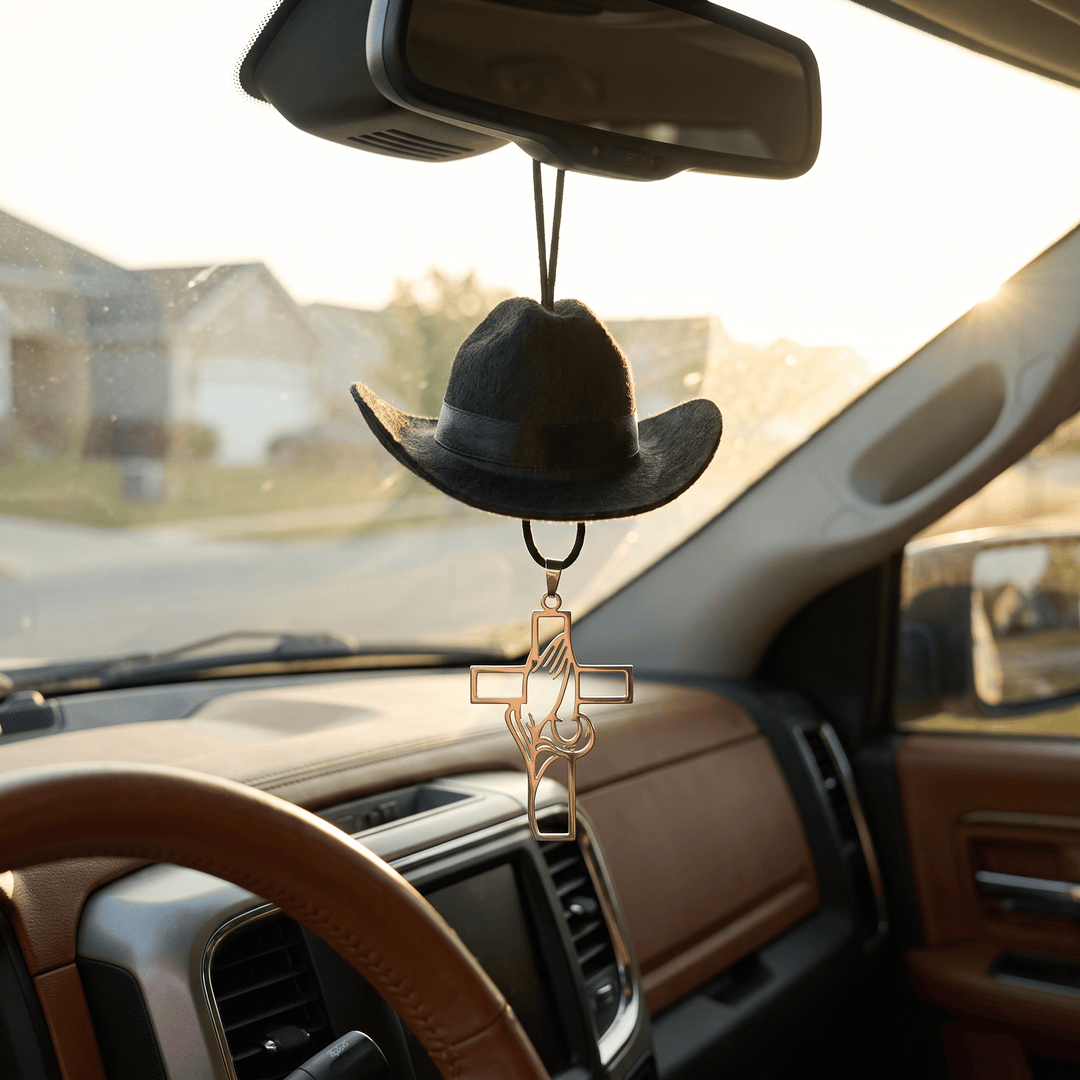 Christianartworkshop Mini ciondolo per auto a forma di cappello da cowboy, mani in preghiera e croce: simbolo di serena grazia nel viaggio. - Nero - image 0