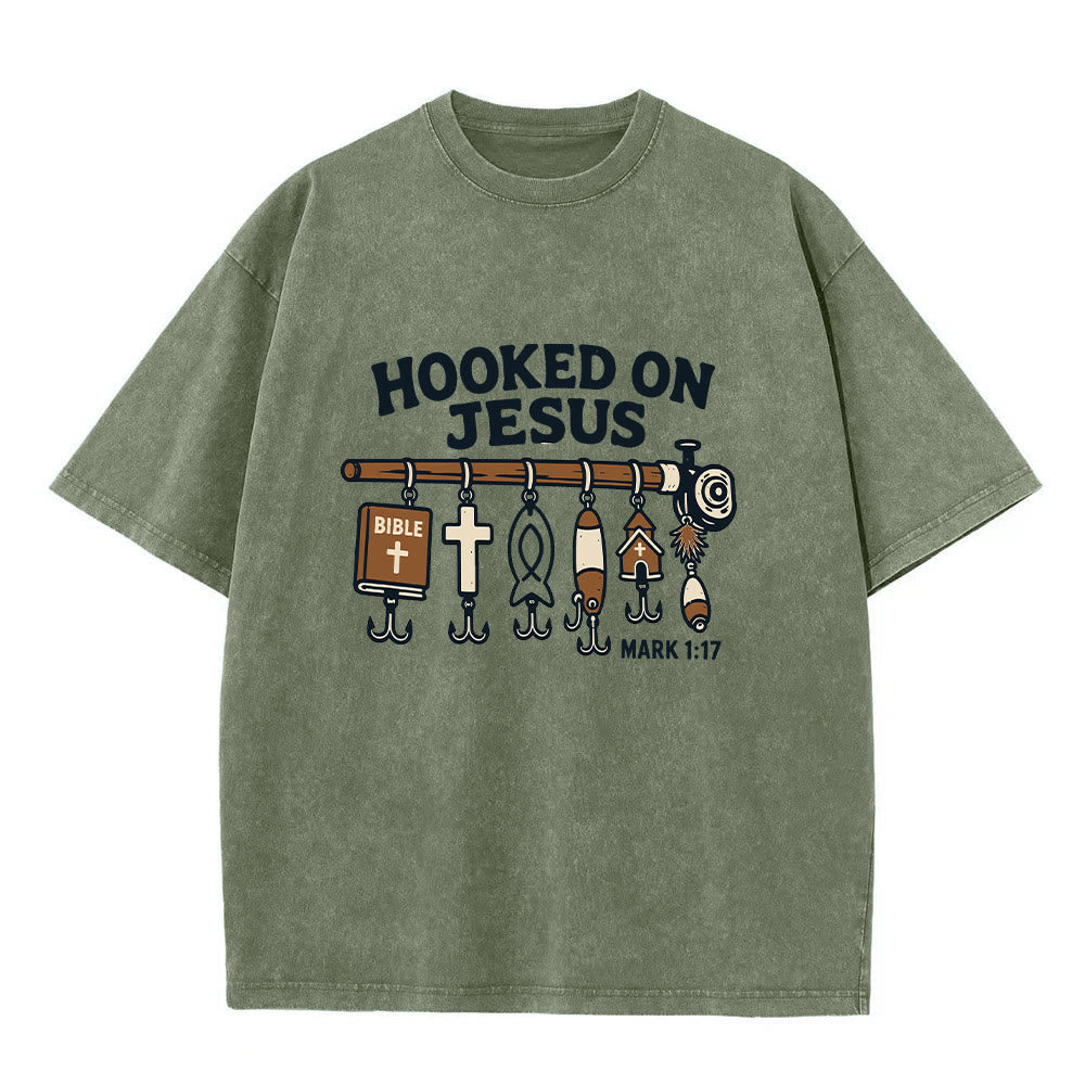 Christianartworkshop T-shirt classica vintage lavata con grafica "Hooked On Jesus Fishing". - Verde scuro - 2XL - image 1