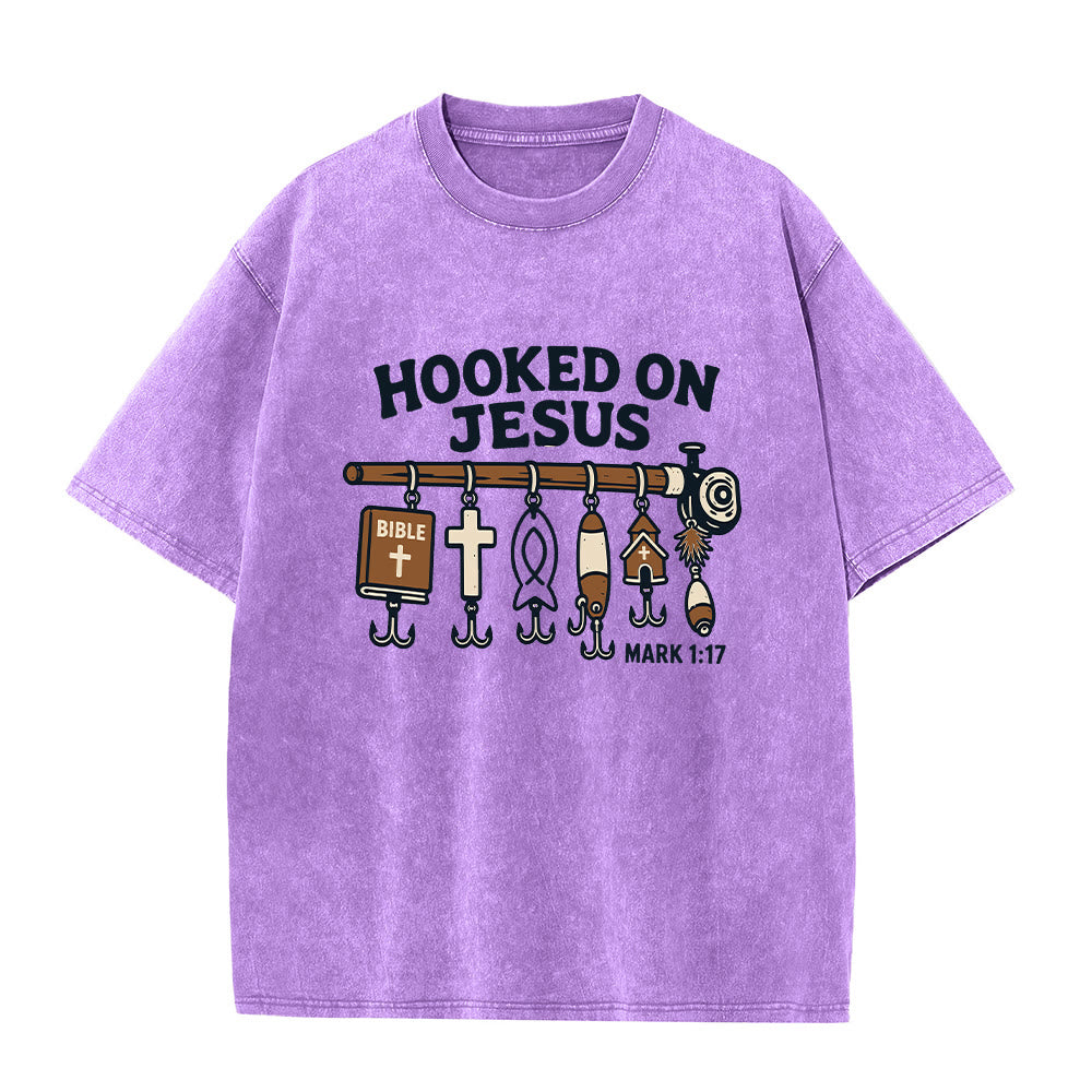 Christianartworkshop T-shirt classica vintage lavata con grafica "Hooked On Jesus Fishing". - Viola - 2XL - image 0