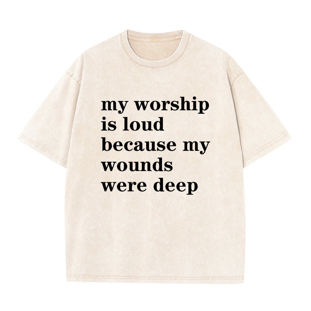 Christianartworkshop T-shirt classica vintage lavata con la scritta "My Worship Is Loud Because My Wounds Were Deep" e grafica. - Bianco - 2XL - image 0