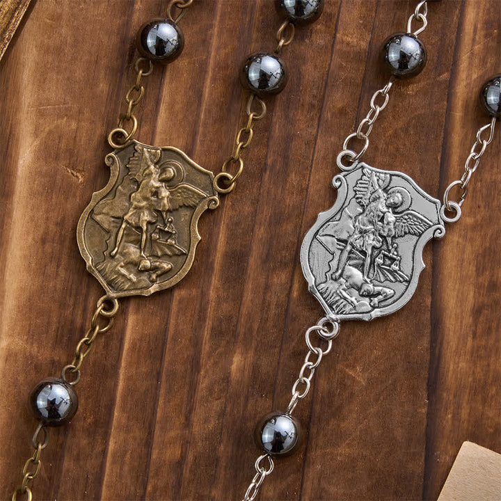 Ciondolo a forma di auto in ematite con medaglia di San Michele e crocifisso, realizzato Christianartworkshop : un dono di protezione e forza divina. - image 3