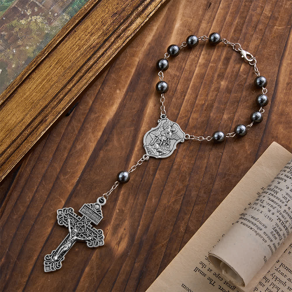 Ciondolo a forma di auto in ematite con medaglia di San Michele e crocifisso, realizzato Christianartworkshop : un dono di protezione e forza divina. - image 14