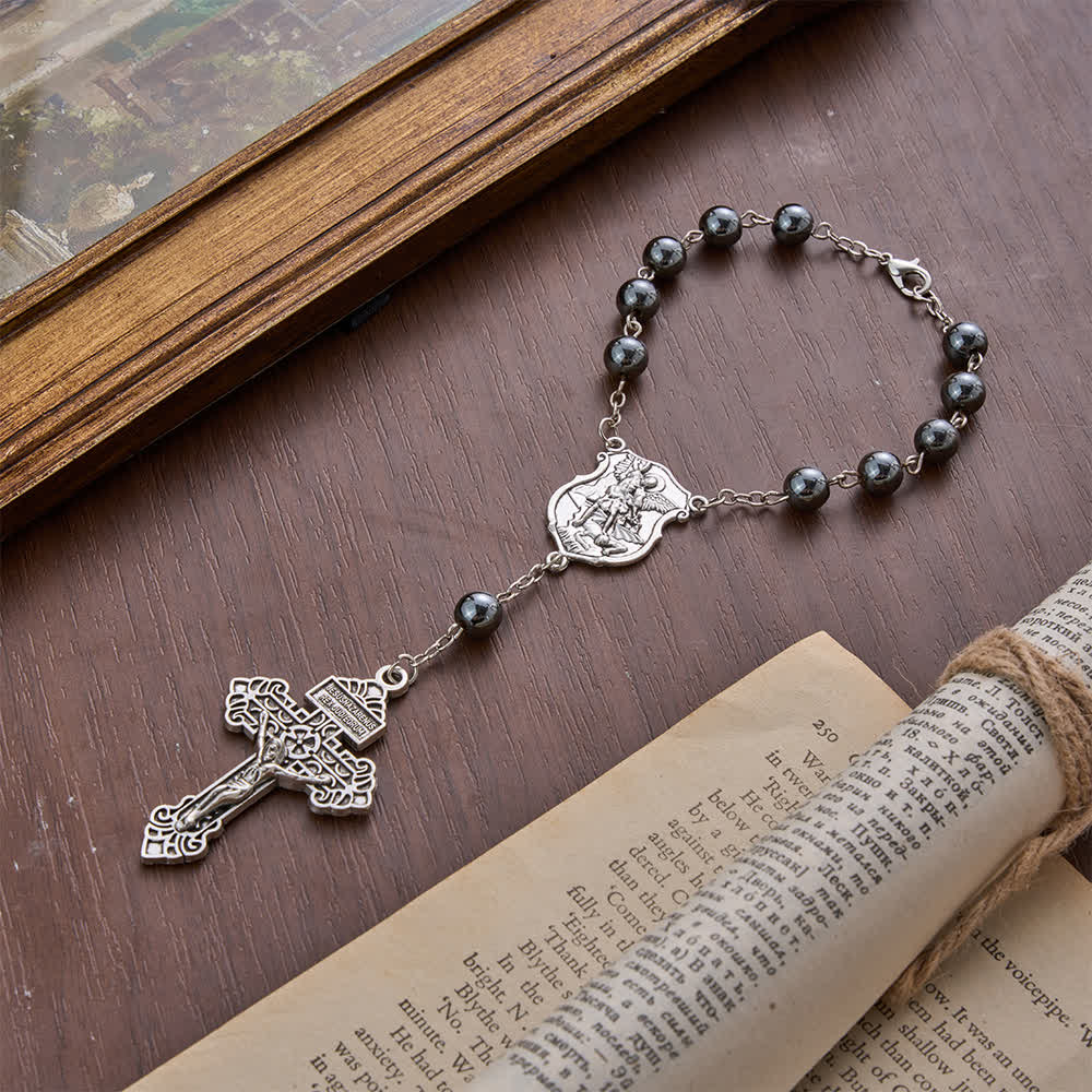 Ciondolo a forma di auto in ematite con medaglia di San Michele e crocifisso, realizzato Christianartworkshop : un dono di protezione e forza divina. - image 15