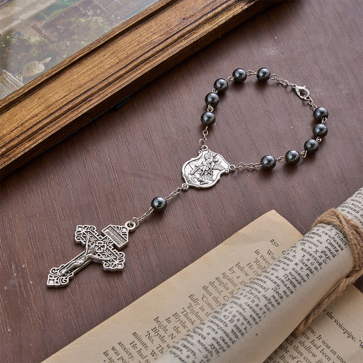 Ciondolo a forma di auto in ematite con medaglia di San Michele e crocifisso, realizzato Christianartworkshop : un dono di protezione e forza divina. - image 15