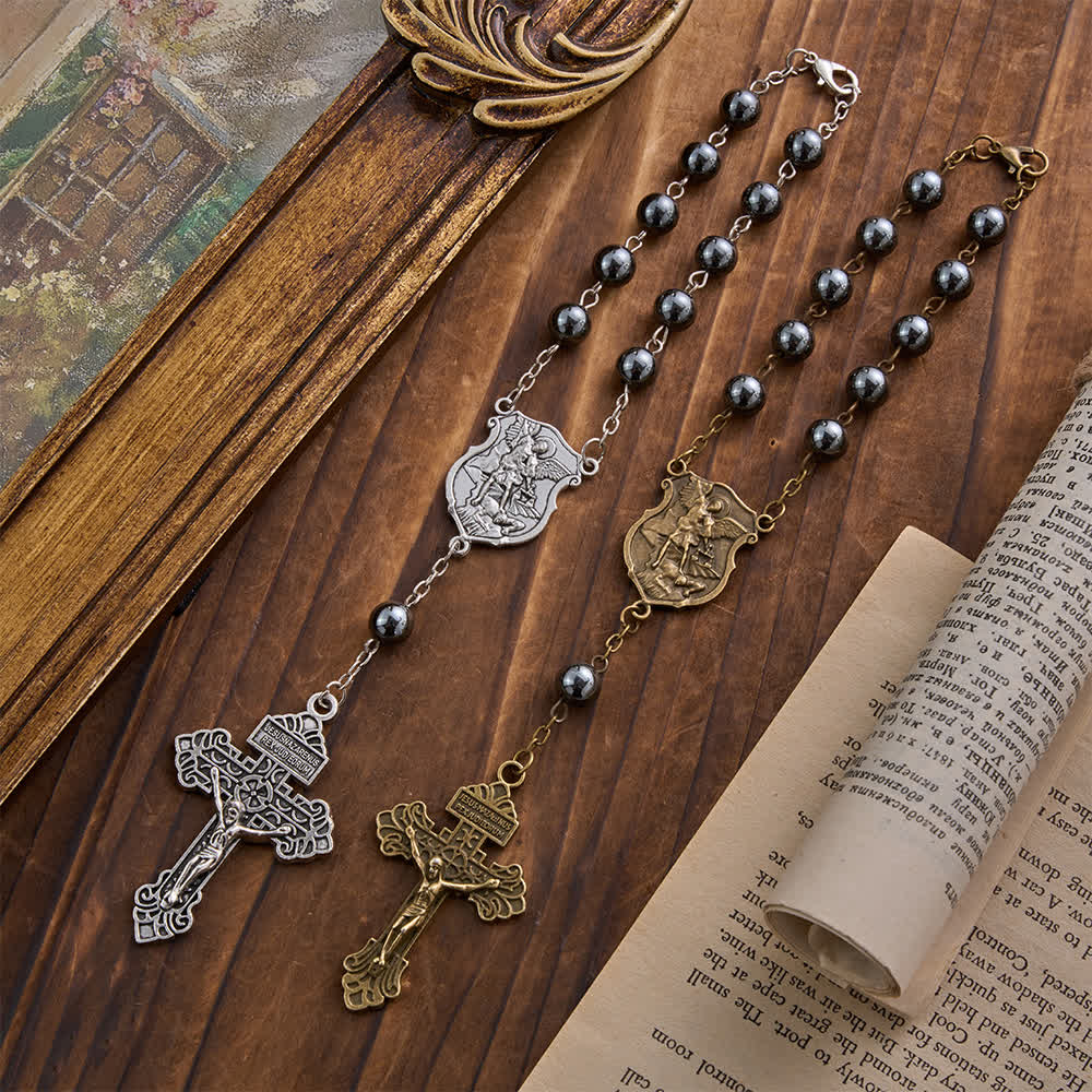 Ciondolo a forma di auto in ematite con medaglia di San Michele e crocifisso, realizzato Christianartworkshop : un dono di protezione e forza divina. - image 1