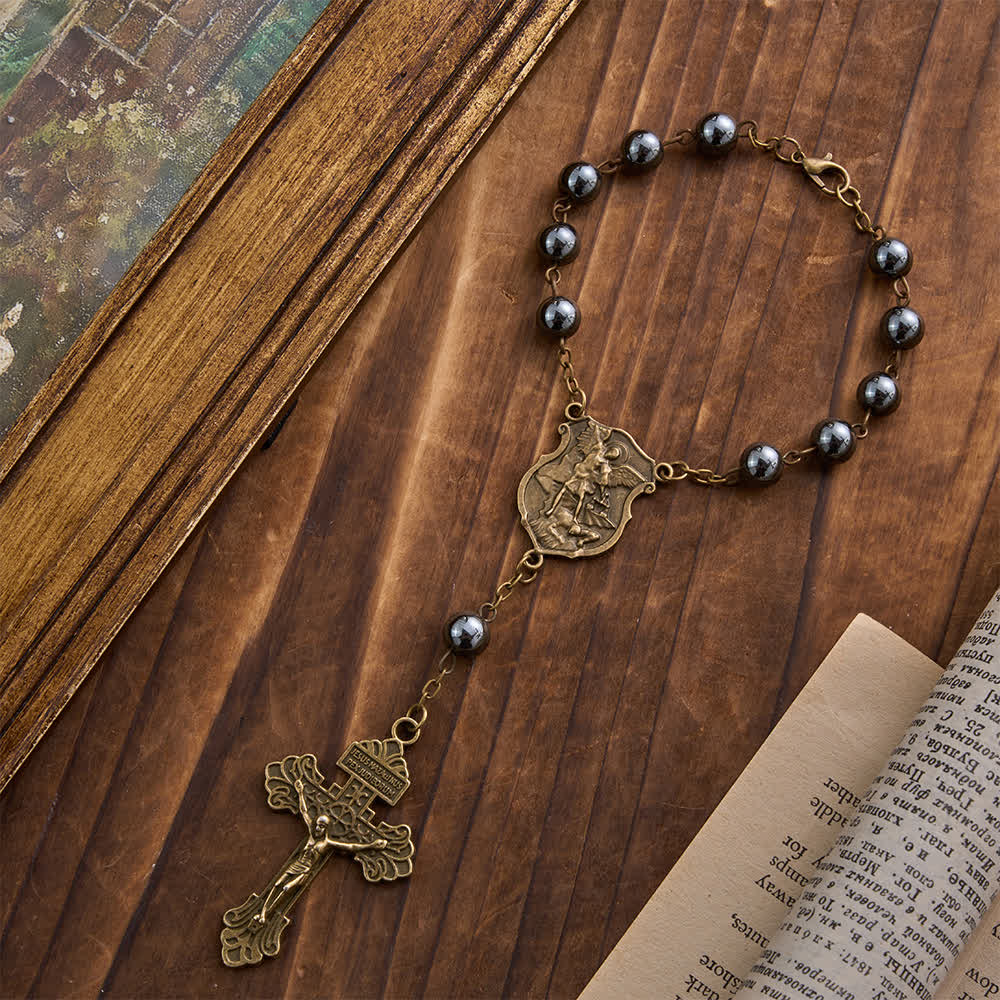 Ciondolo a forma di auto in ematite con medaglia di San Michele e crocifisso, realizzato Christianartworkshop : un dono di protezione e forza divina. - image 6