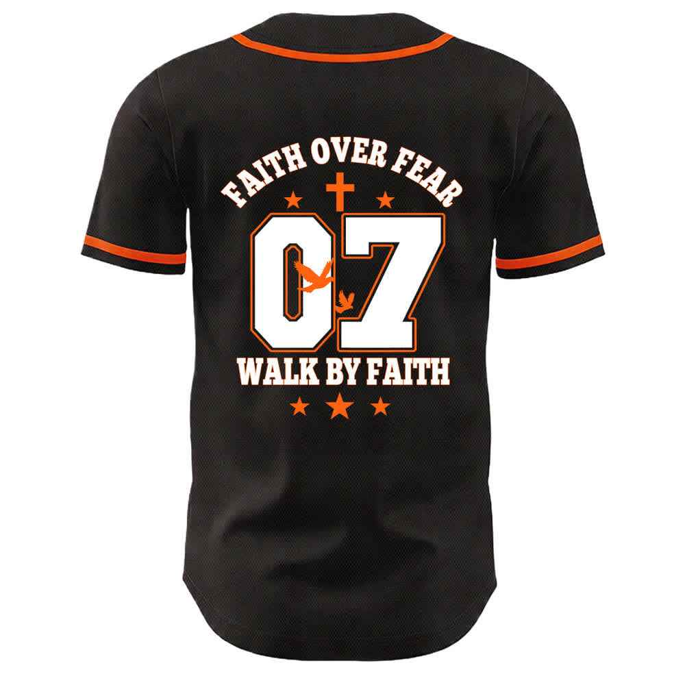 Christianartworkshop La fede vince la paura Camminata attraverso la paura Numero 07 Maglia da baseball unisex con croce di colomba - image 11