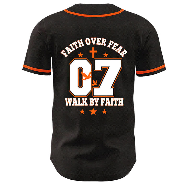 Christianartworkshop La fede vince la paura Camminata attraverso la paura Numero 07 Maglia da baseball unisex con croce di colomba - image 11