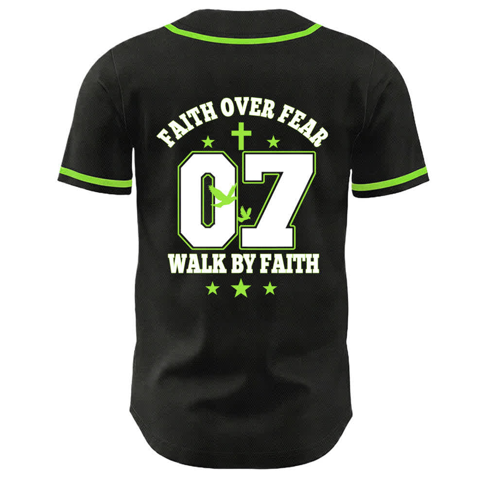 Christianartworkshop La fede vince la paura Camminata attraverso la paura Numero 07 Maglia da baseball unisex con croce di colomba - image 17