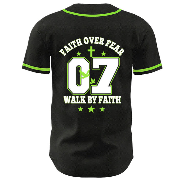Christianartworkshop La fede vince la paura Camminata attraverso la paura Numero 07 Maglia da baseball unisex con croce di colomba - image 17