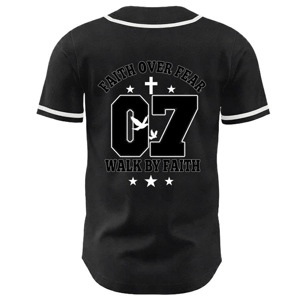 Christianartworkshop La fede vince la paura Camminata attraverso la paura Numero 07 Maglia da baseball unisex con croce di colomba - image 5