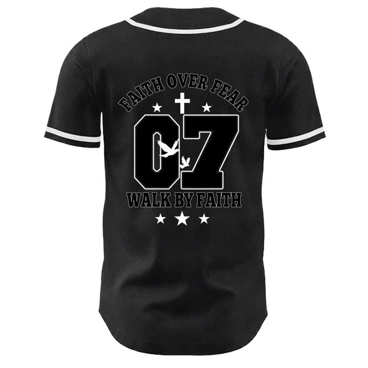 Christianartworkshop La fede vince la paura Camminata attraverso la paura Numero 07 Maglia da baseball unisex con croce di colomba - image 5