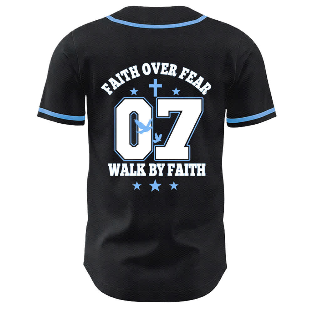 Christianartworkshop La fede vince la paura Camminata attraverso la paura Numero 07 Maglia da baseball unisex con croce di colomba - image 14