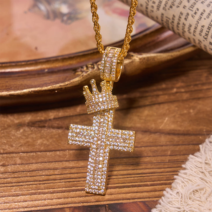 Christianartworkshop Collana con ciondolo a croce con corona tempestata di diamanti: emblema della benedizione sovrana celeste. - D'oro - image 0