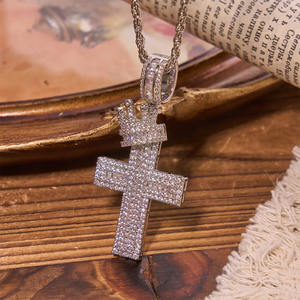 Christianartworkshop Collana con ciondolo a croce con corona tempestata di diamanti: emblema della benedizione sovrana celeste. - image 4