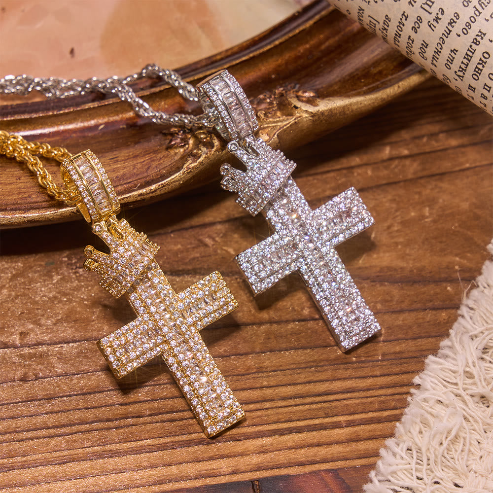Christianartworkshop Collana con ciondolo a croce con corona tempestata di diamanti: emblema della benedizione sovrana celeste. - image 1