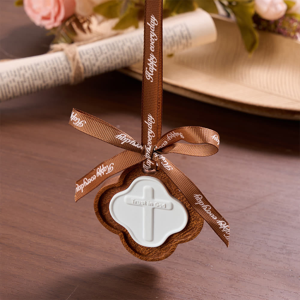 Christianartworkshop Ciondolo a forma di croce in legno a quattro foglie con scritta in rilievo: emblema di incrollabile fiducia celeste. - image 1