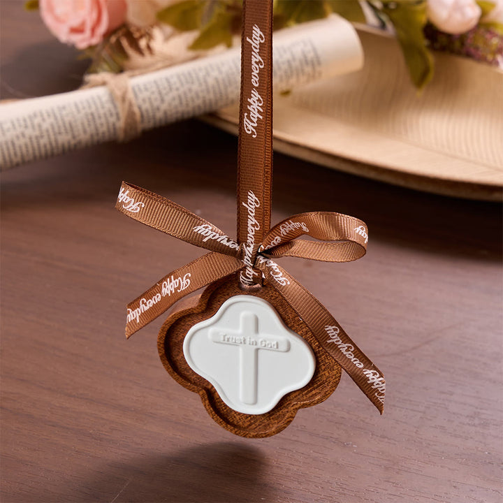 Christianartworkshop Ciondolo a forma di croce in legno a quattro foglie con scritta in rilievo: emblema di incrollabile fiducia celeste. - image 1