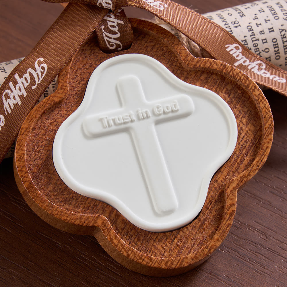 Christianartworkshop Ciondolo a forma di croce in legno a quattro foglie con scritta in rilievo: emblema di incrollabile fiducia celeste. - image 4