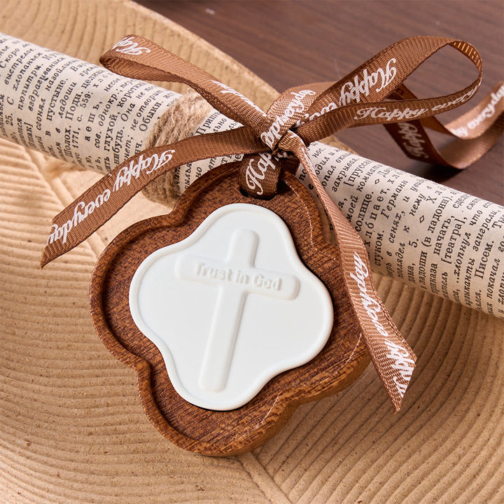 Christianartworkshop Ciondolo a forma di croce in legno a quattro foglie con scritta in rilievo: emblema di incrollabile fiducia celeste. - image 3
