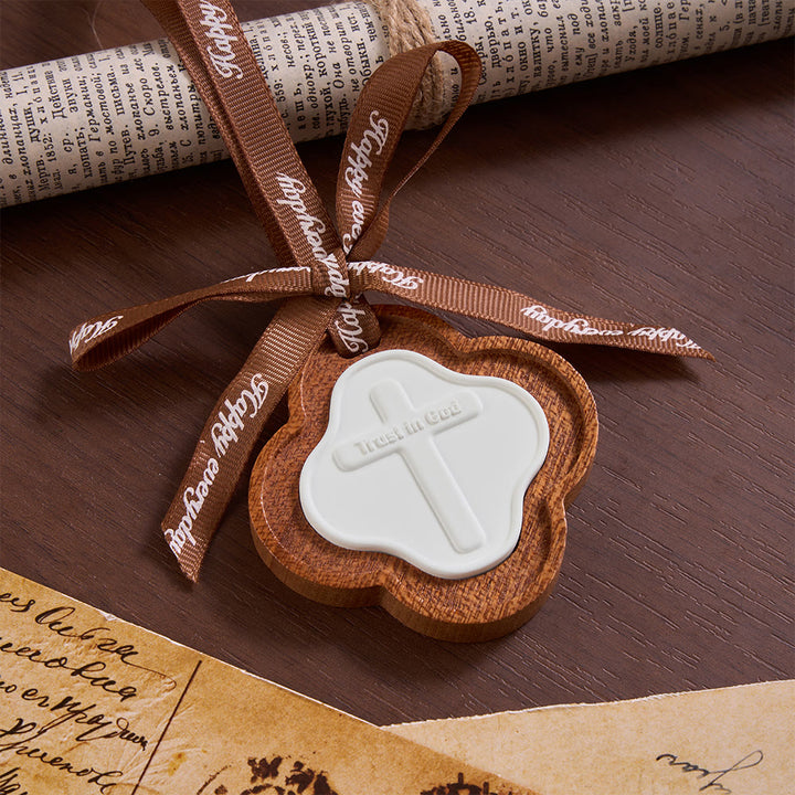 Christianartworkshop Ciondolo a forma di croce in legno a quattro foglie con scritta in rilievo: emblema di incrollabile fiducia celeste. - image 2