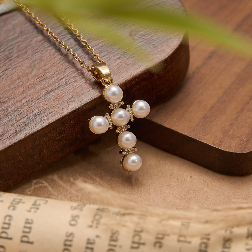 Christianartworkshop Collana con ciondolo a croce con perle lucenti e diamanti intarsiati: emblema di pura serenità celeste. - image 0