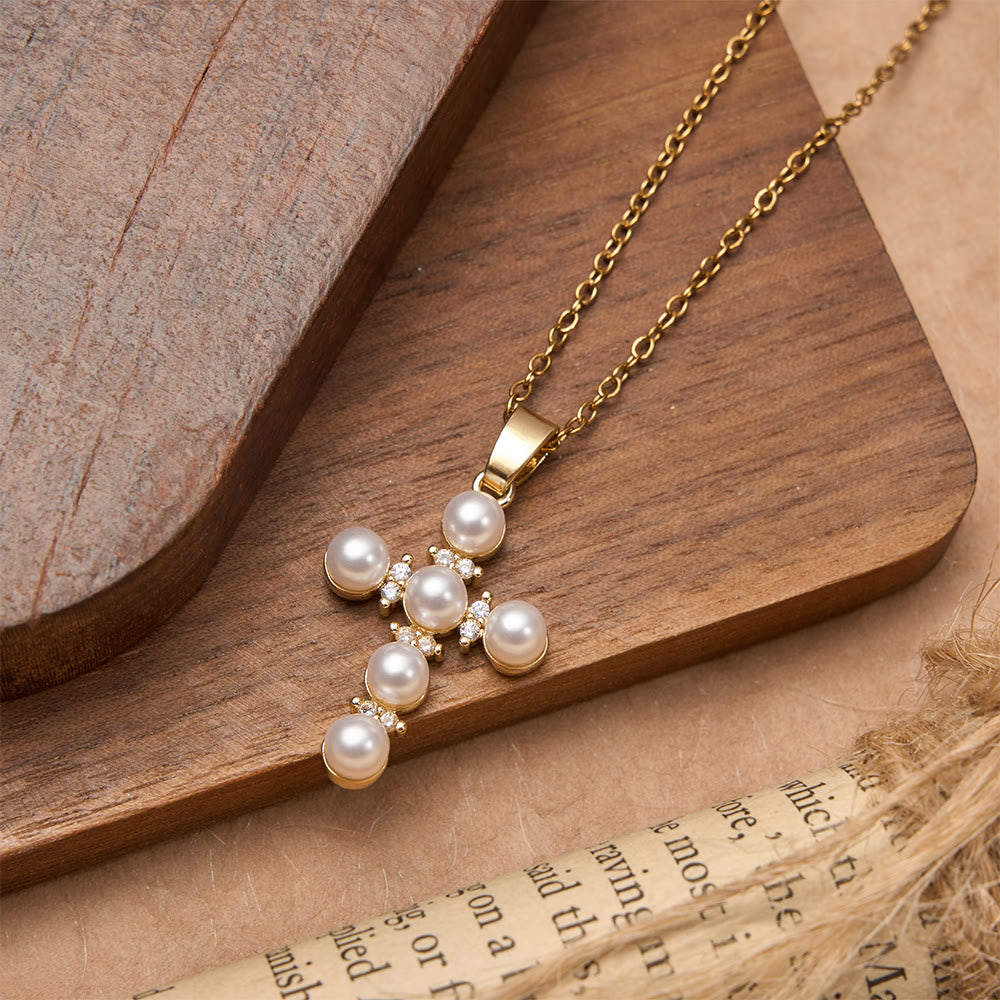Christianartworkshop Collana con ciondolo a croce con perle lucenti e diamanti intarsiati: emblema di pura serenità celeste. - image 3