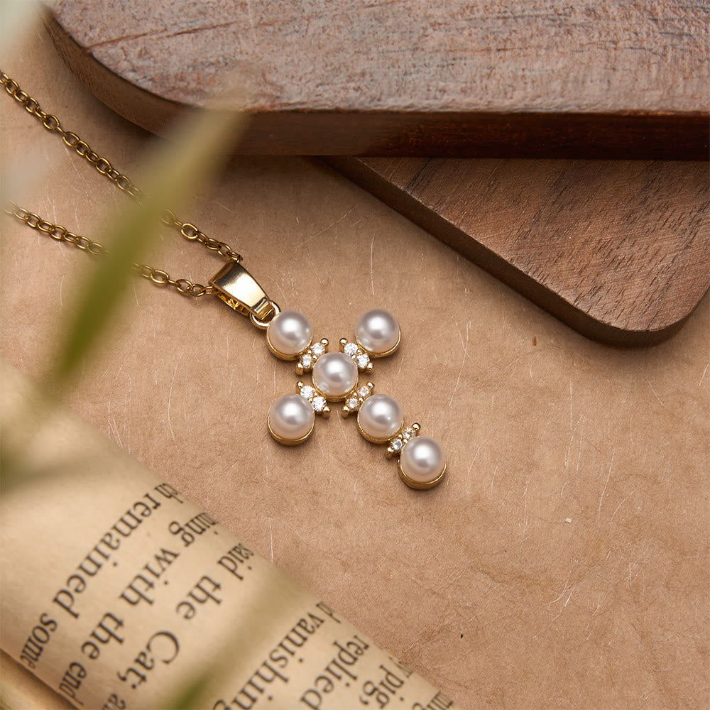 Christianartworkshop Collana con ciondolo a croce con perle lucenti e diamanti intarsiati: emblema di pura serenità celeste. - image 2