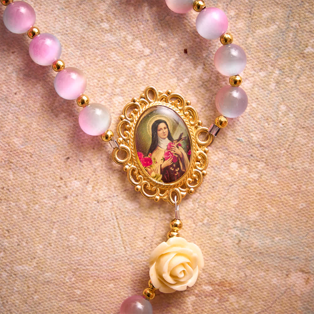 Christianartworkshop Rosario con rose in vetro colorato sfumato e medaglione di Santa Teresa - image 6