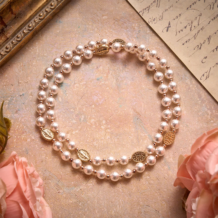 Christianartworkshop Bracciale rosario con perle a più anelli e medaglia della Madonna in rilievo: emblema della dolce misericordia celeste. - image 3