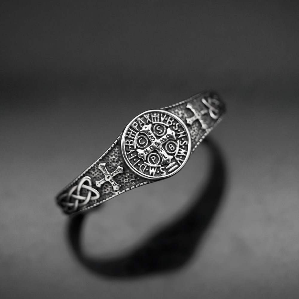 Christianartworkshop Bracciale rigido aperto con medaglia vintage di San Benedetto: emblema di protezione celeste senza tempo. - image 1
