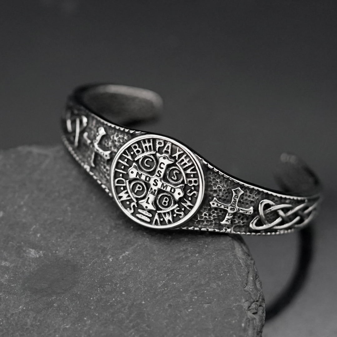 Christianartworkshop Bracciale rigido aperto con medaglia vintage di San Benedetto: emblema di protezione celeste senza tempo. - Attraverso - image 0