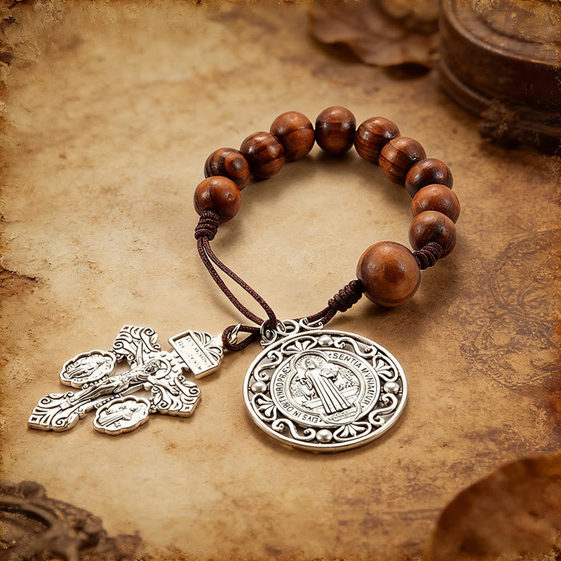 Christianartworkshop Ciondolo per auto con medaglia sacra in argento antico e rosario in legno: emblema di dolcezza e grazia divina durante i viaggi. - image 1