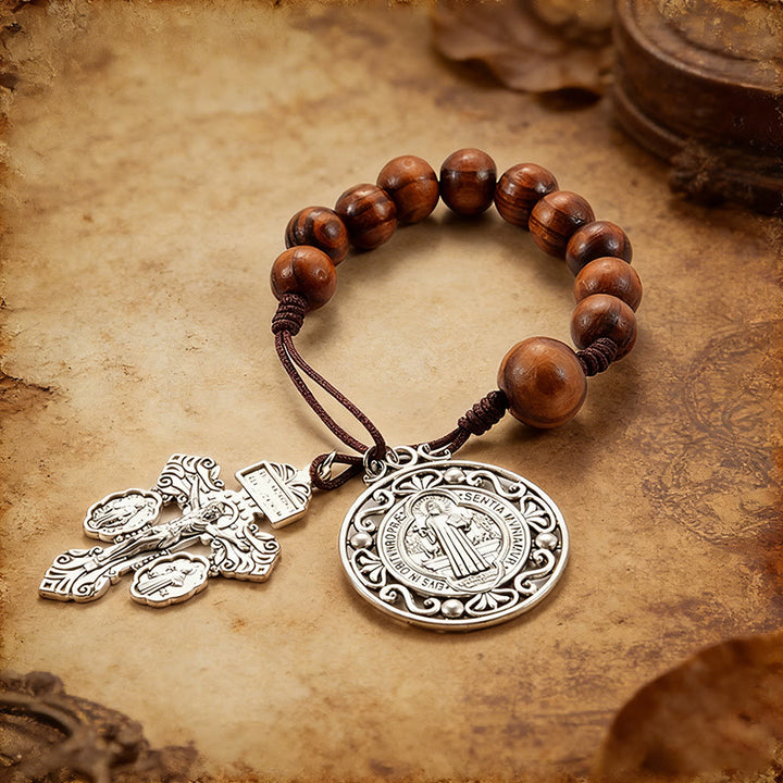 Christianartworkshop Ciondolo per auto con medaglia sacra in argento antico e rosario in legno: emblema di dolcezza e grazia divina durante i viaggi. - image 1