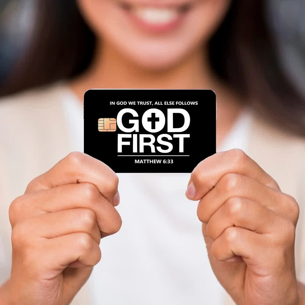 Christianartworkshop Adesivo impermeabile con la scritta "Dio al primo posto" e il versetto di Matteo 6:33: emblema di una solida priorità celeste. - image 1