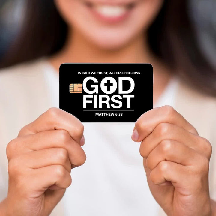 Christianartworkshop Adesivo impermeabile con la scritta "Dio al primo posto" e il versetto di Matteo 6:33: emblema di una solida priorità celeste. - image 1